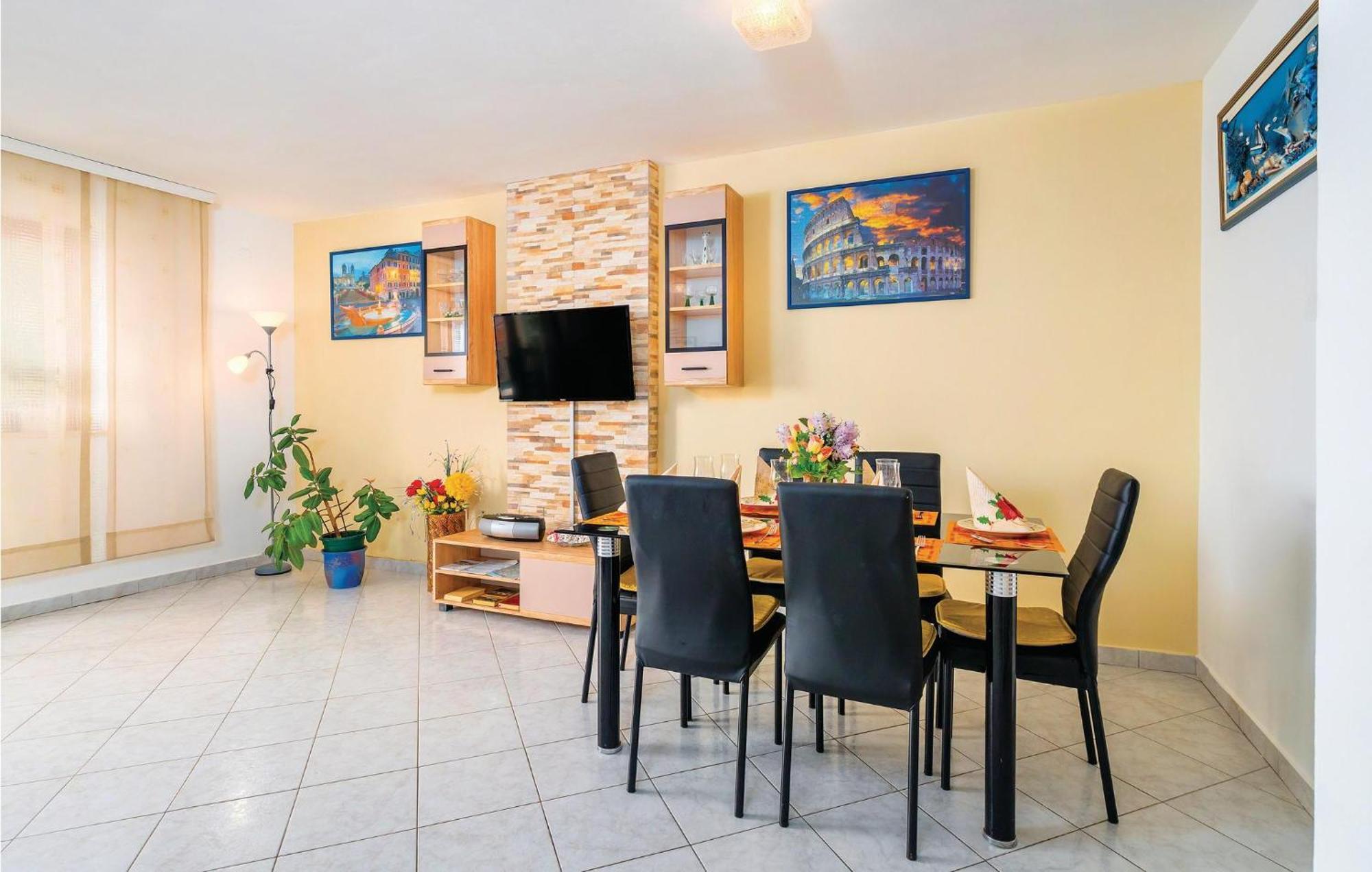 2 Bedroom Gorgeous Apartment In Rabac Exterior foto
